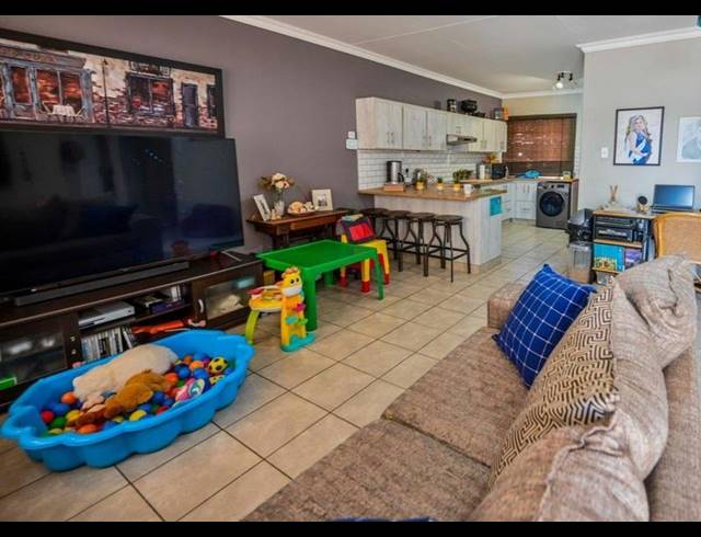 2 BEDROOM TOWNHOUSE FOR SALE IN LANGENHOVENPARK